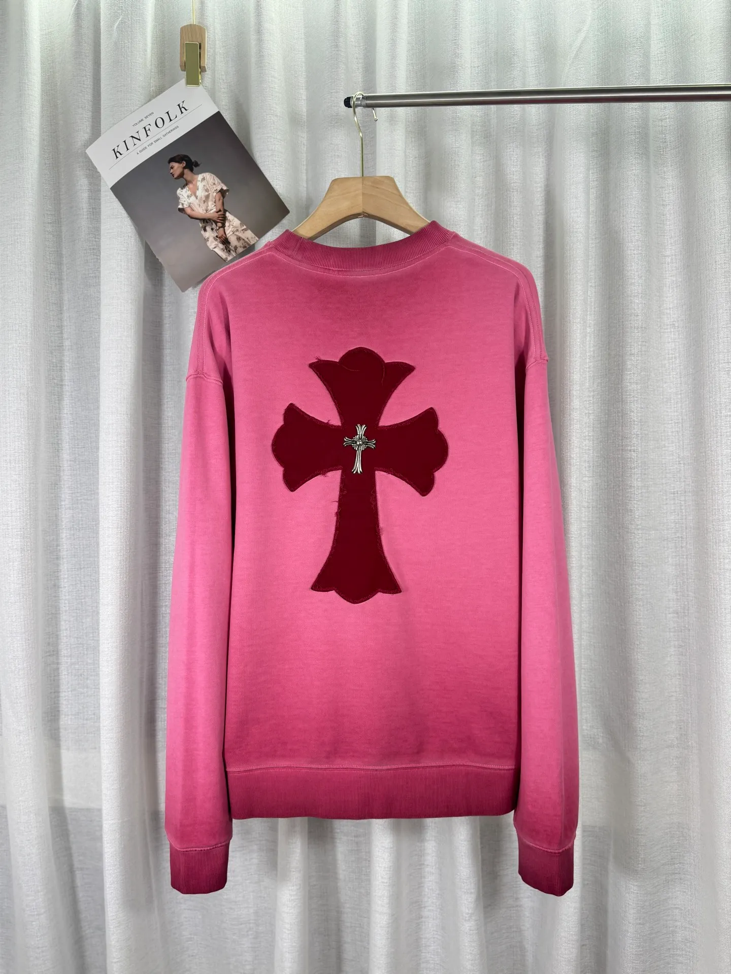 P280 top version, real shot without P, ​​different from market currency) 𝗖𝗵𝗿𝗼𝗺𝗲 𝗛𝗲𝗮𝗿𝘁𝘀/Cro Heart 2025 washed patch embroidery autumn and winter new original single counter American laser burnt 3D three-dimensional color embroidery couple casual sweatshirt 👑The highest version! Customized fabric 430g tripe terry fabric! American acid-washed and distressed original fabric laser burnt ✟appliqué embroidery and exquisite embroidery of letters! The best-selling model in the counter, very comfortable to wear. Accessories: original molded and authenticated collar label➕100% silk wash label. Genuine purchase-grade original hangtag➕matching hanging rope➕3D hanging beads➕original packaging bag. Craftsmanship: The original version has consistent wiring! The highest version of the armhole matching technique! Color: Red Black Size: S M L XL Style No.: 25-311